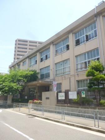 小学校　大阪市立三軒家東小学校（小学校）まで837m