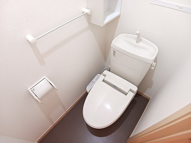 トイレ　温水洗浄便座付きです。