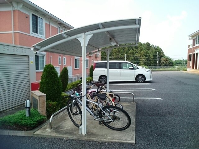 その他共有部分　屋根付きの駐輪場があります。