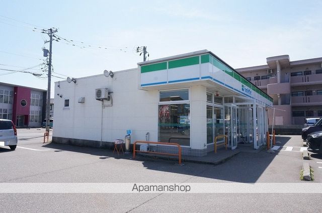 コンビニ　ファミリーマート（コンビニ）まで319m