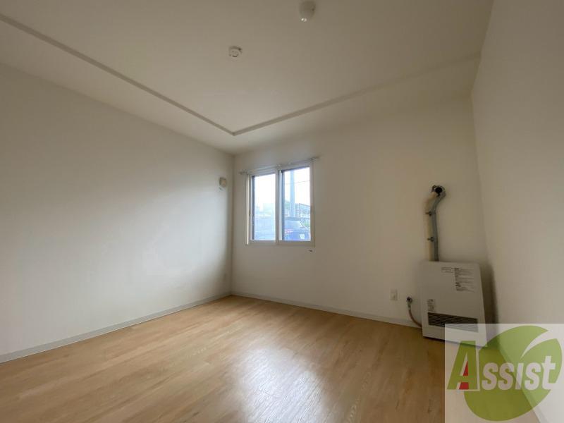 その他部屋・スペース　寝室はこちらです。光が差し込む、温かみのあるお部屋です。