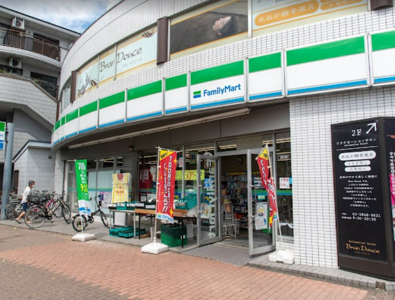 コンビニ　ファミリーマート 光が丘東大通り店（コンビニ）まで432m