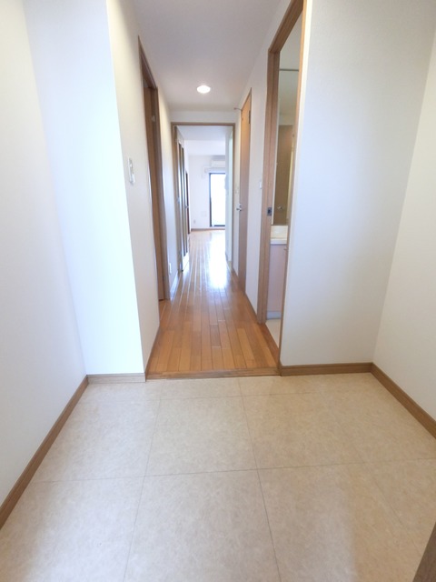玄関　※別部屋反転タイプ参考写真