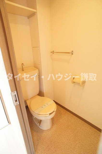 トイレ　上部に棚のあるトイレです☆