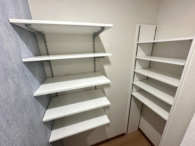 その他　キッチンの奥に単身用賃貸では珍しいパントリー♪