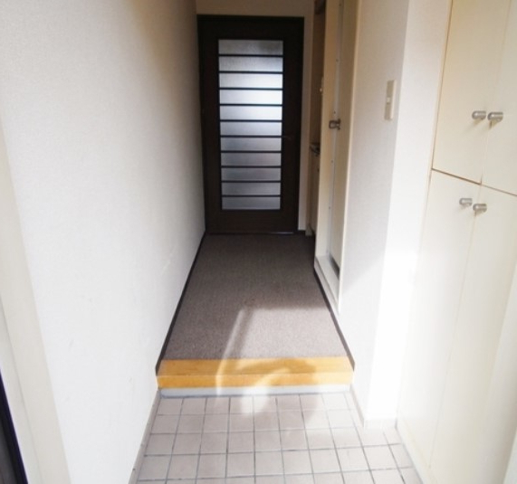 ＪＲ中央線 西八王子駅 徒歩11分 10階建 築37年の玄関写真