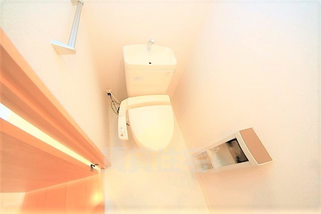 近鉄大阪線 大和朝倉駅 徒歩3分 2階建 築19年のトイレ写真