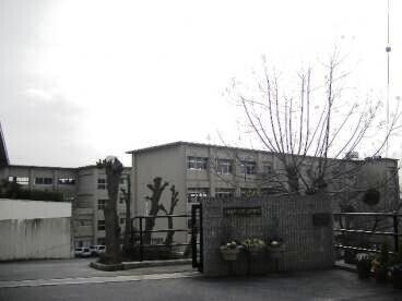 中学校　岡崎市立甲山中学校（中学校）まで834m
