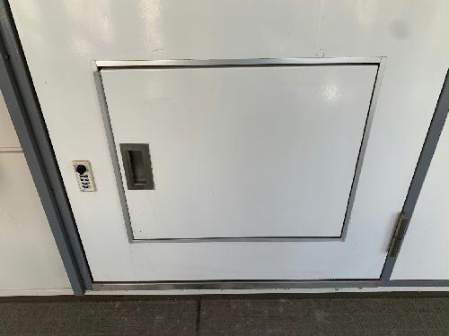 玄関　玄関扉に宅配ボックス付き