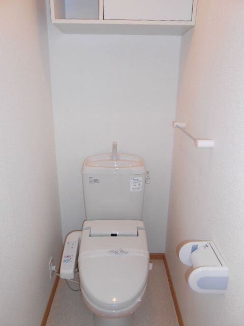 トイレ　温水洗浄便座完備・小物収納棚有り