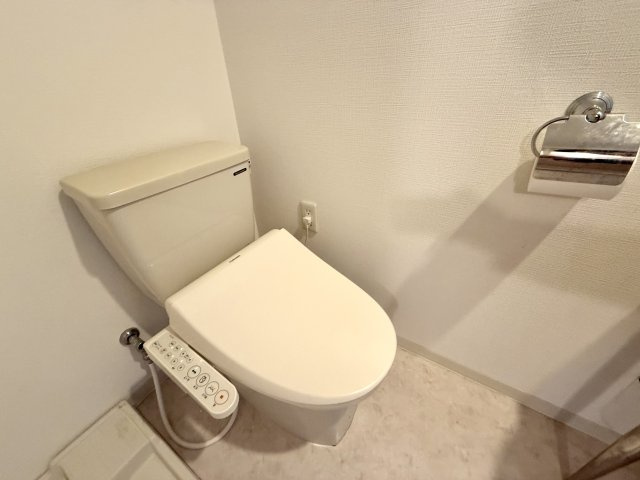 トイレ　温水洗浄便座付きのトイレです♪
