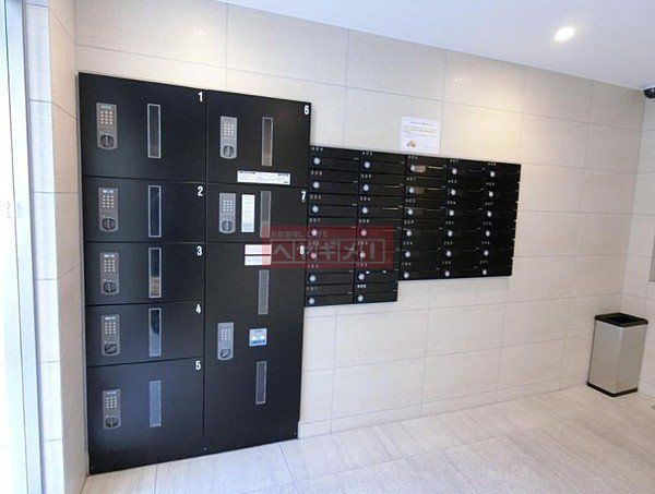 その他共有部分　エントランス／同建物参考写真