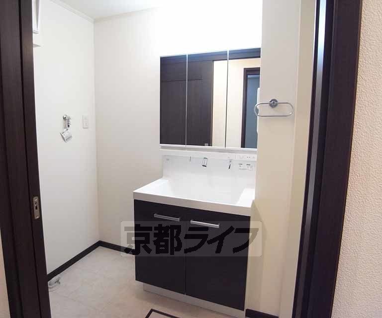 洗面設備　大きな鏡の洗面台です