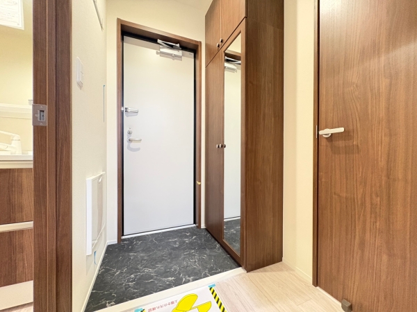 玄関　同物件別部屋のお写真になります。左右対称のお部屋の写真の場合