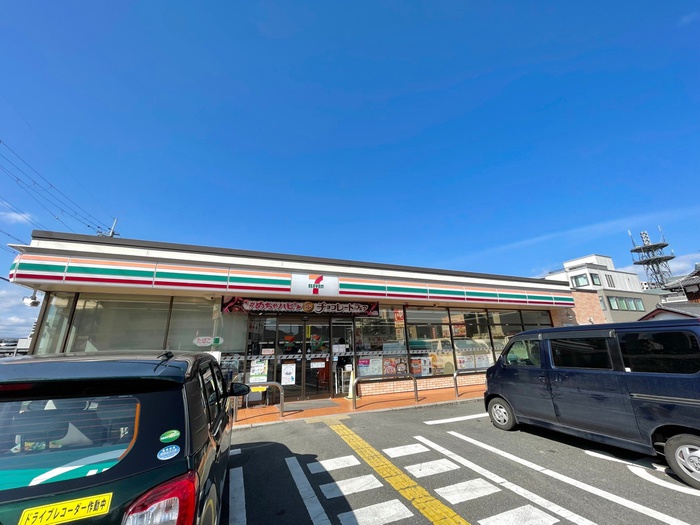 コンビニ　セブンイレブン野洲市役所前店（コンビニ）まで1300m
