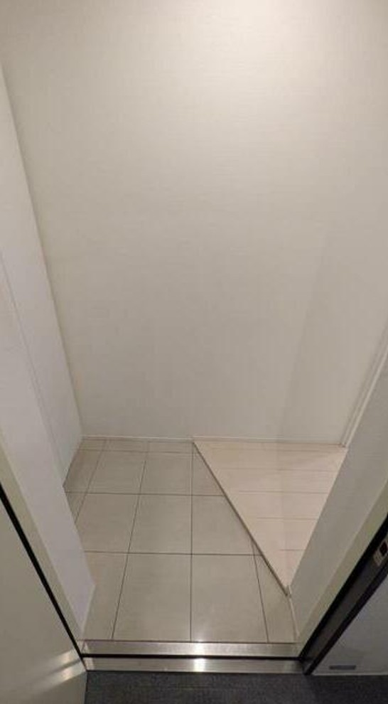 玄関　玄関から直接室内は見えません。