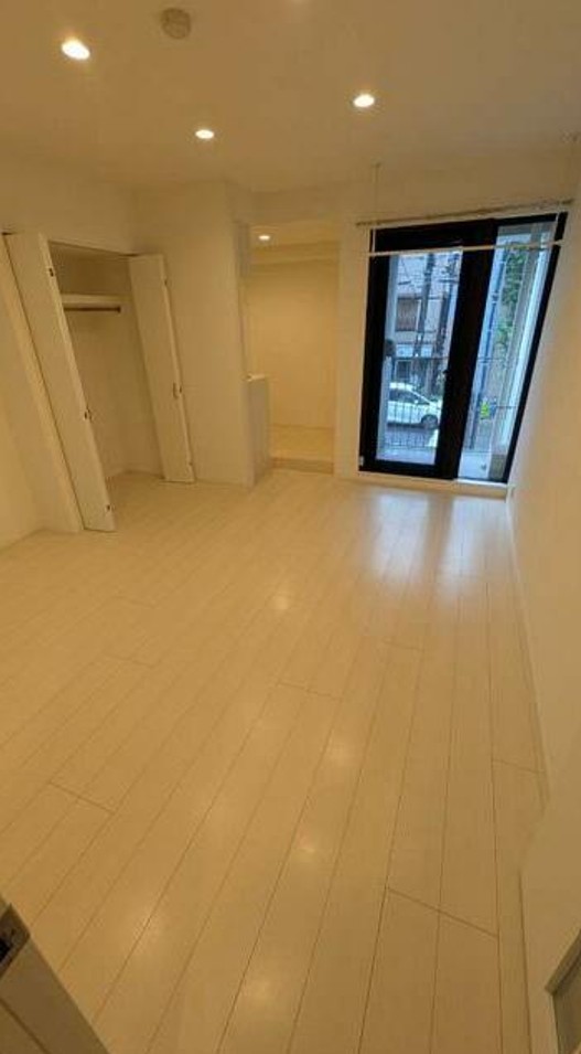 居室・リビング　白を基調としており明るい室内です。