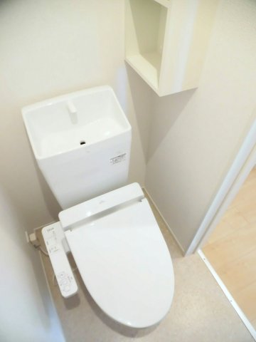 トイレ　落ち着いた色調のトイレです