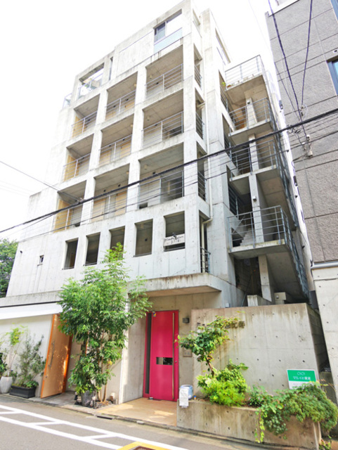 建物外観　１Ｆは人気のレストラン♪