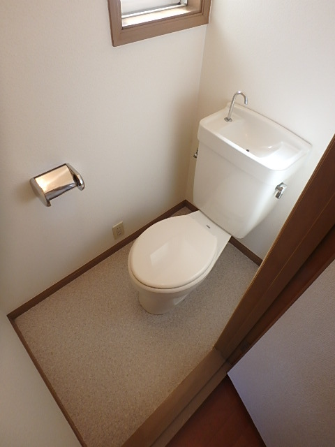 トイレ　窓がある明るいトイレです。