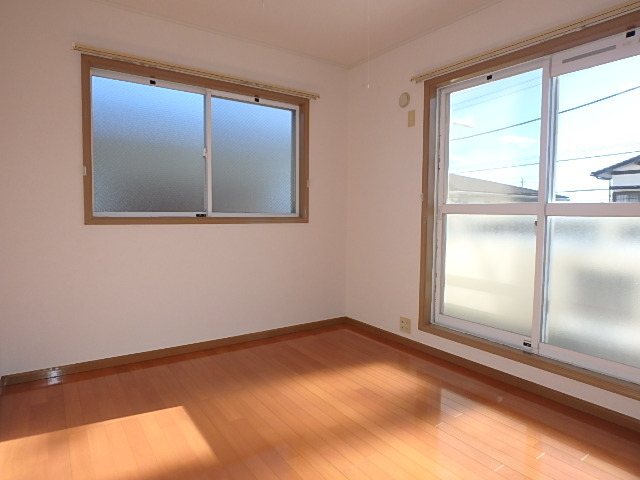 居室・リビング　日差しが差し込む明るいお部屋です。
