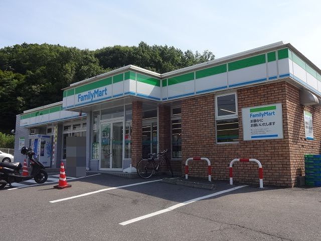 コンビニ　ファミリーマート（コンビニ）まで1600m