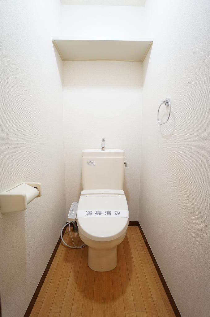 トイレ　温水洗浄便座が付いています。