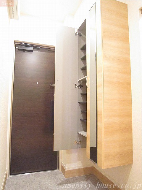 玄関　●玄関には姿見付きのシューズボックス♪
