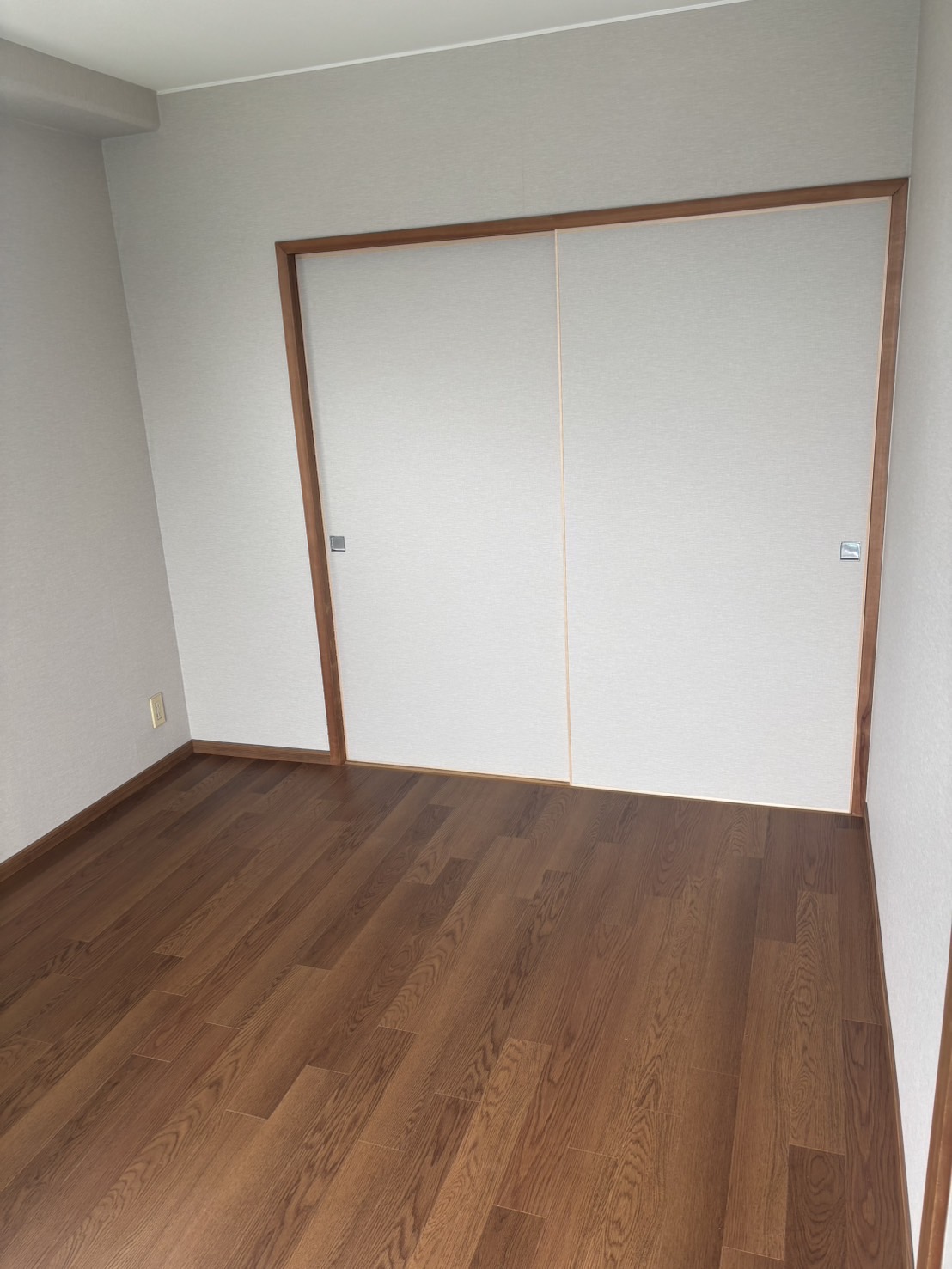 エレベーター・システムキッチン付マンションの居間写真