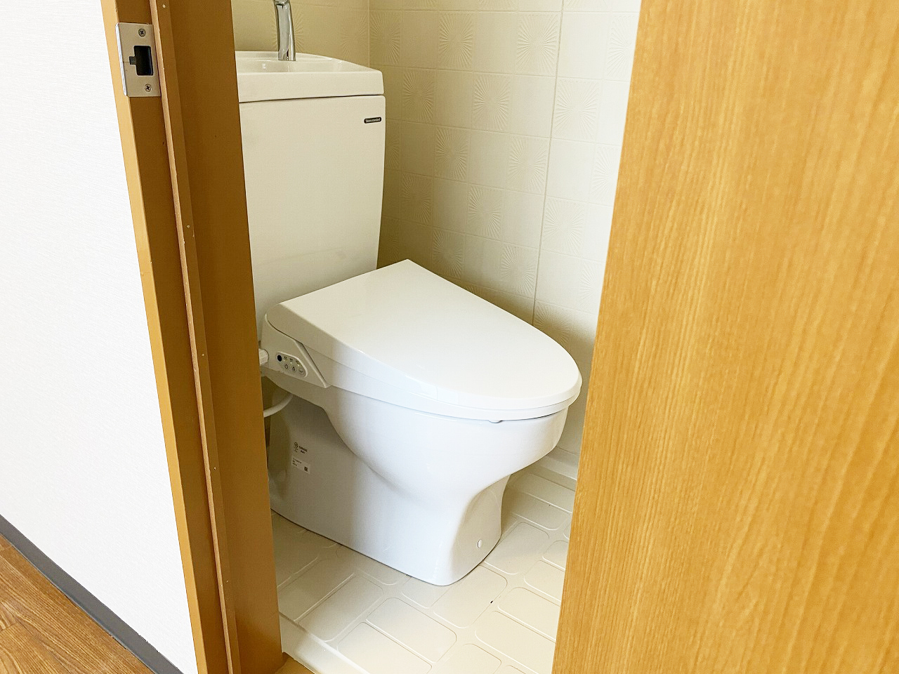 エレベーター・システムキッチン付マンションのトイレ写真