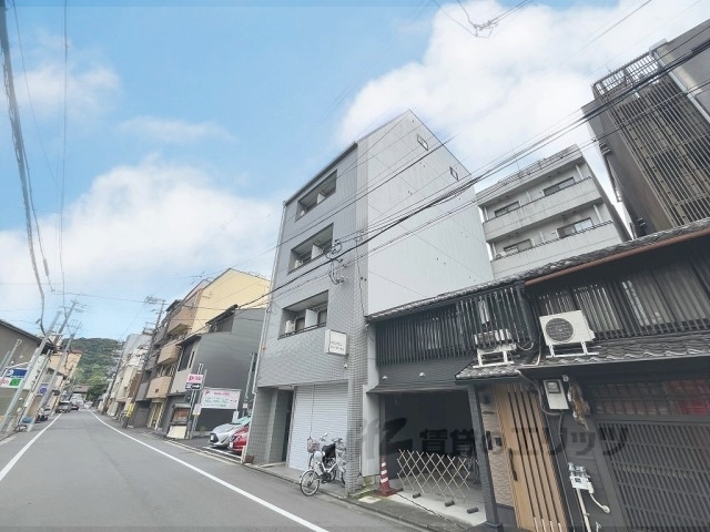 【京都市東山区古西町のマンションの建物外観】