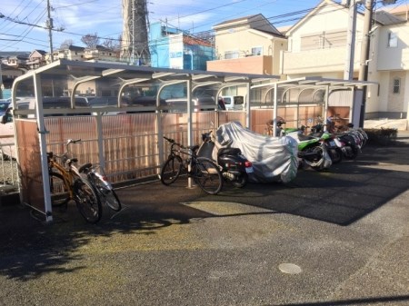 その他共有部分　屋根付きの駐輪場です。