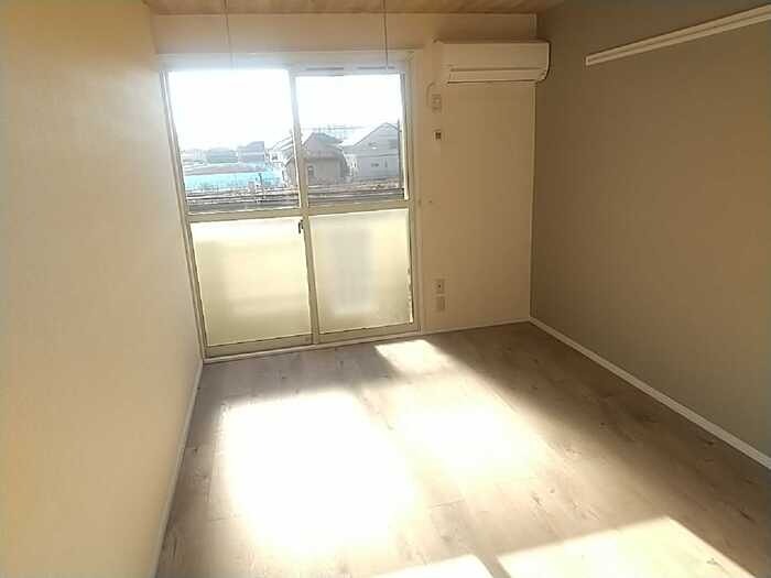 居室・リビング　エアコン付きのお部屋です。