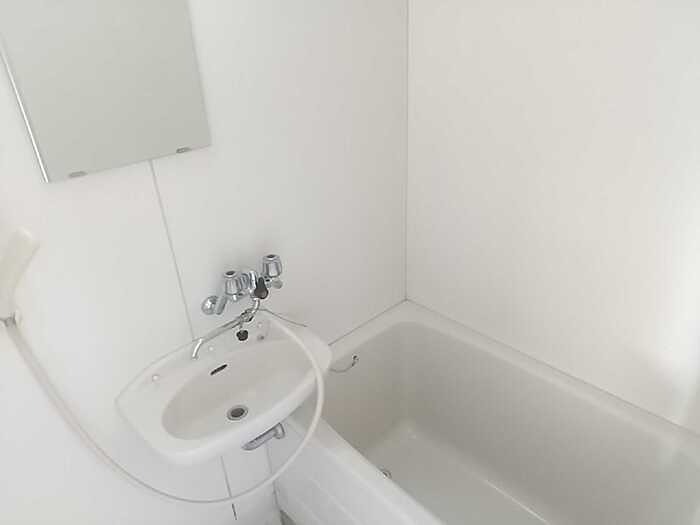 バス・シャワールーム　ゆったり入れるお風呂です。