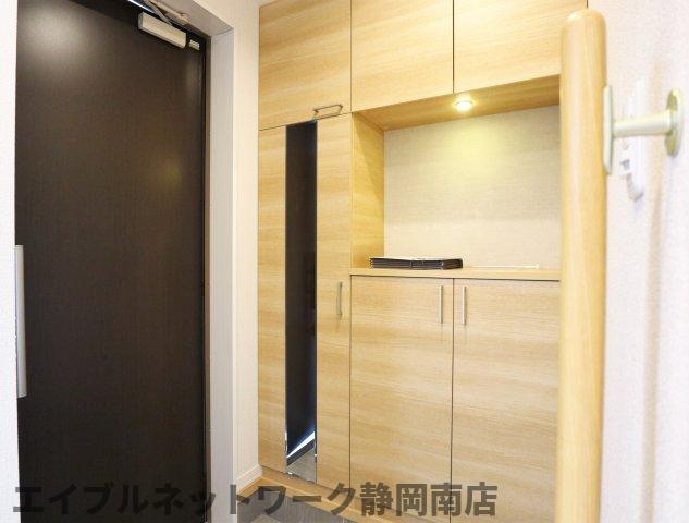 玄関　収納もある玄関です