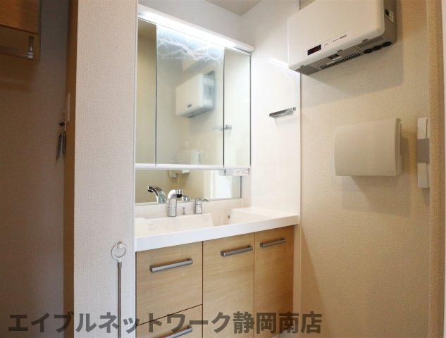 洗面設備　脱衣スペースもあります
