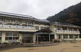 小学校　笠岡市立金浦小学校（小学校）まで1666m