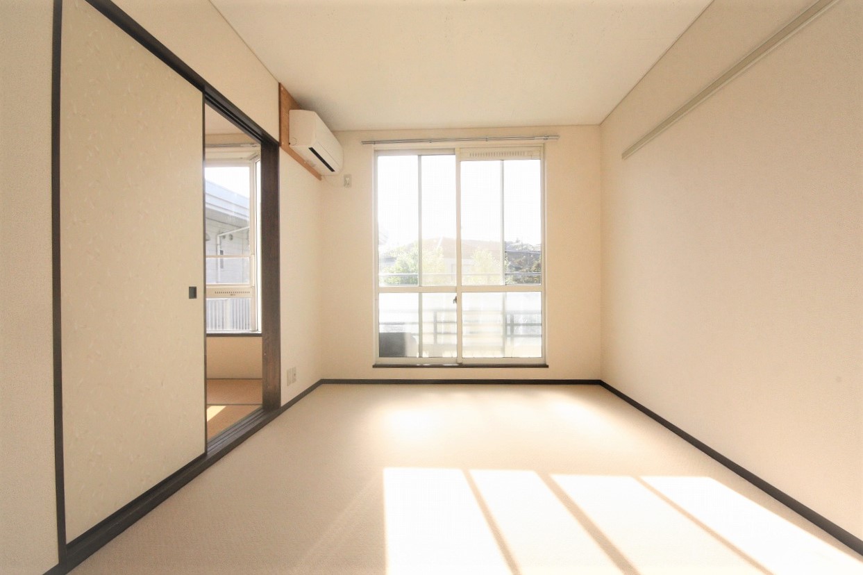 居室・リビング　エアコン付きの洋室♪明るいお部屋です♪