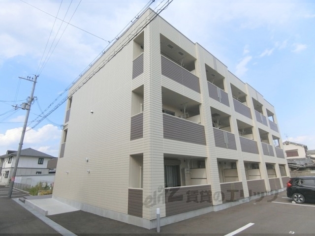枚方市長尾元町のマンションの建物外観