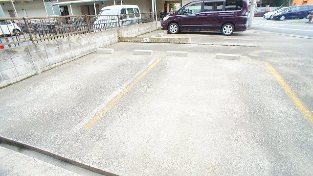 【熊谷市宮前町のマンションの駐車場】