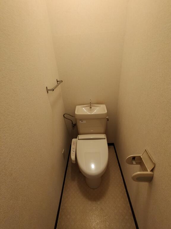 トイレ　温水洗浄便座です。