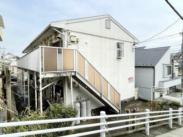 東大和市湖畔のアパートの建物外観