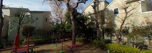 【世田谷区羽根木のマンションの公園】