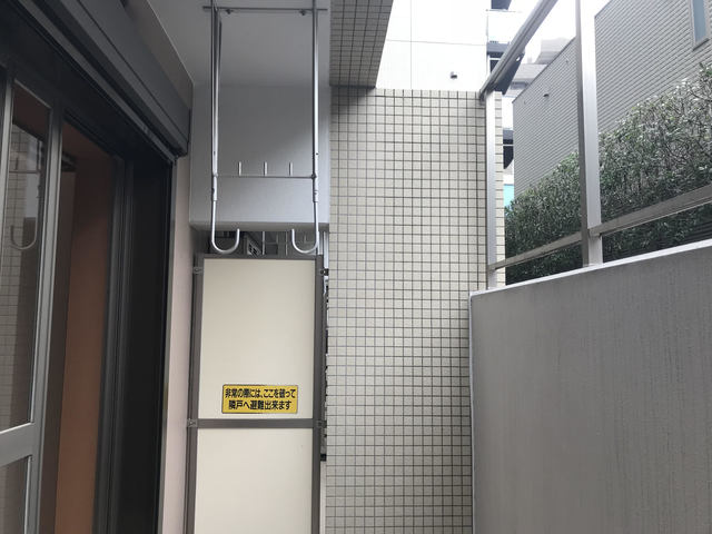 【渋谷区初台のマンションのバルコニー】