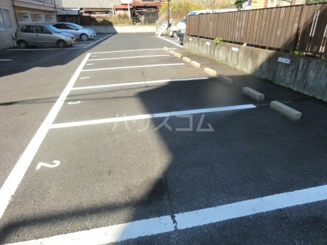 【瀬戸市宮里町のマンションの駐車場】