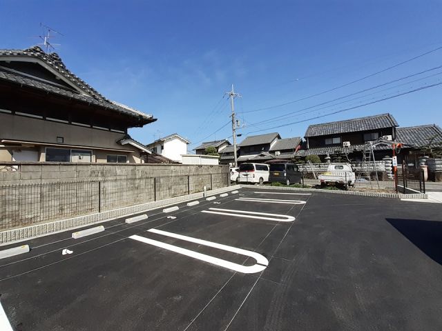 【磯城郡三宅町大字上但馬のアパートの駐車場】