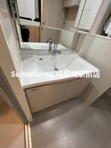 洗面設備　独立洗面台、小物を置くことができて便利です