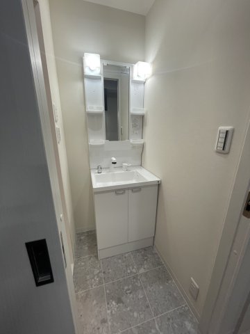 洗面設備　明るい洗面所です