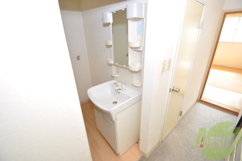 洗面設備　独立洗面台があるので水廻りの備品が収納できて便利です