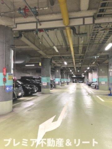 駐車場　駐車場は隣接するオフィス棟の地下にあります